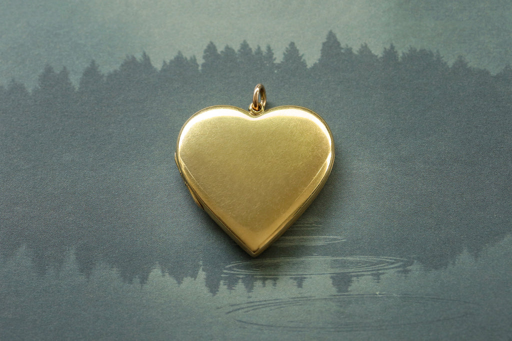1908. Large 18k Gold Heart Locket