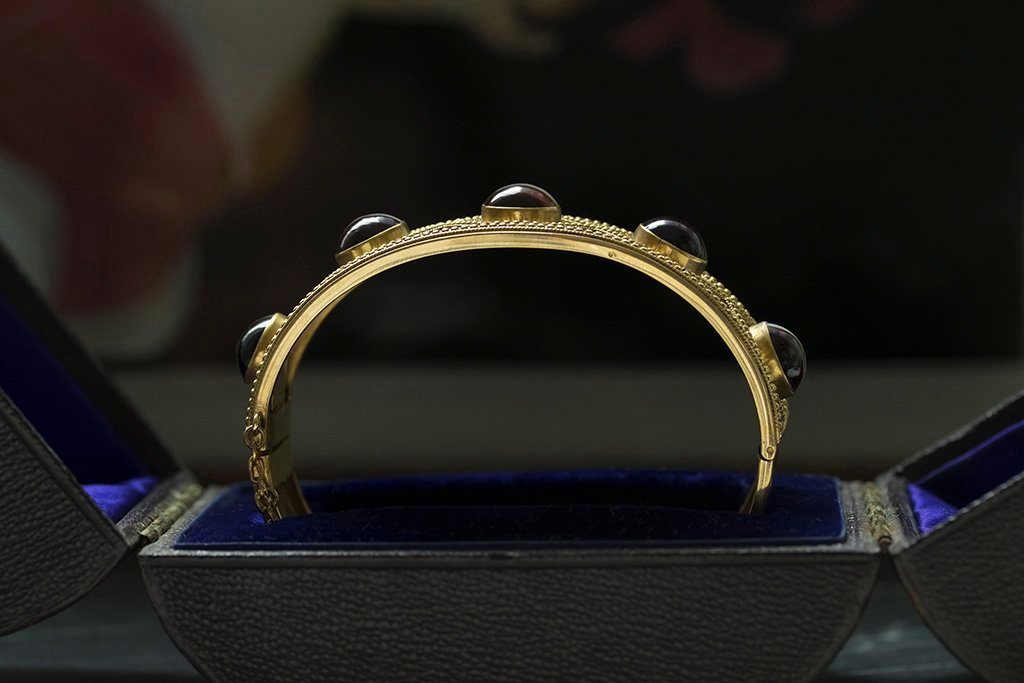 Victorian Banded Agate Gold Bangle