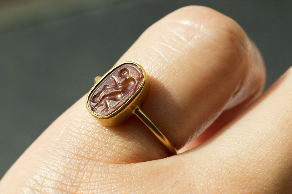 Gold finger ring | Roman | Late Imperial | The Metropolitan Museum of Art