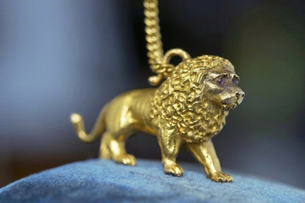 Vintage 18k Gold Leo Charm Pendant